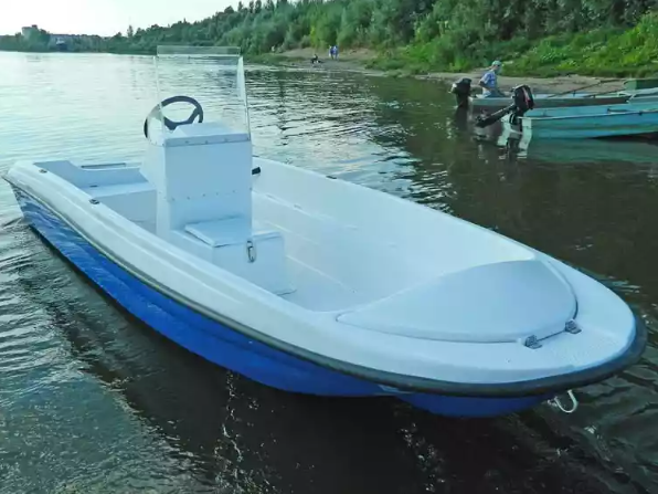Стеклопластиковая лодка Пингвин с консолью (тримаран) в Смоленске