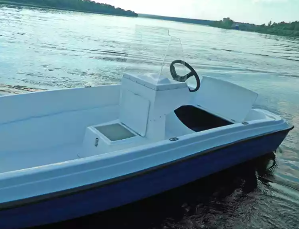 Стеклопластиковая лодка Пингвин с консолью (тримаран) в Смоленске