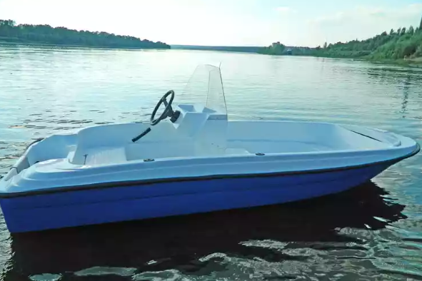 Стеклопластиковая лодка Пингвин с консолью (тримаран) в Смоленске