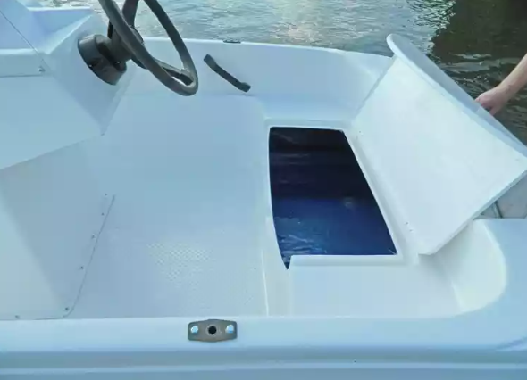 Стеклопластиковая лодка Пингвин с консолью (тримаран) в Смоленске